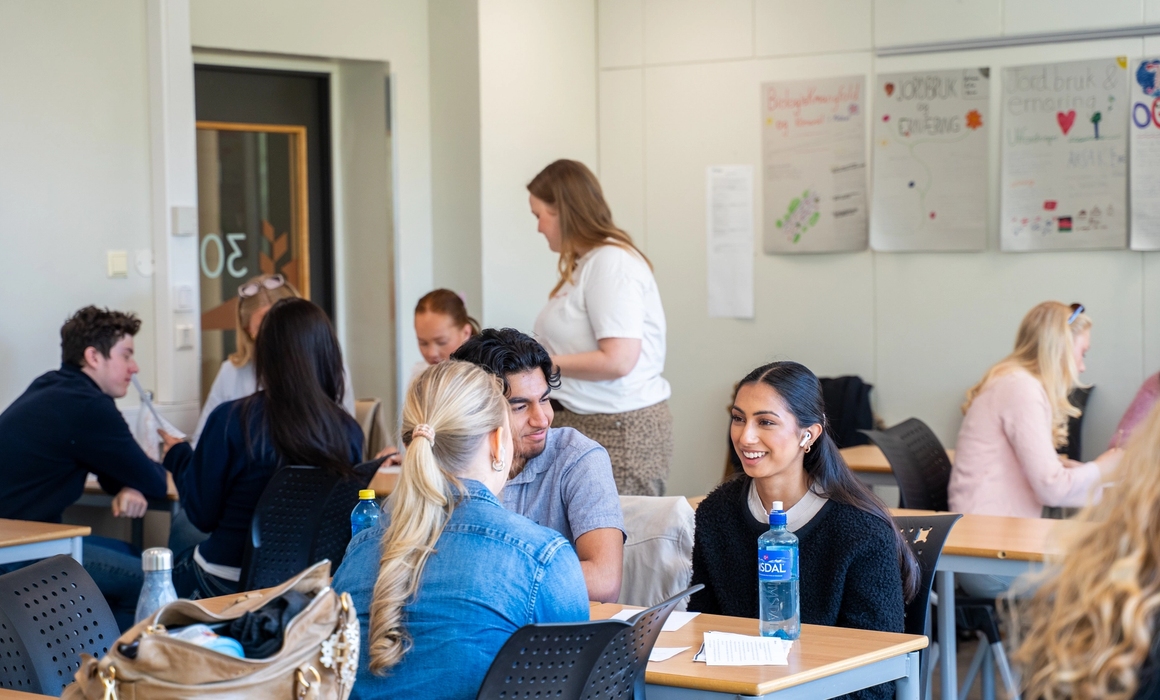 vgs elever som sitter i klasserommet og snakker sammen.