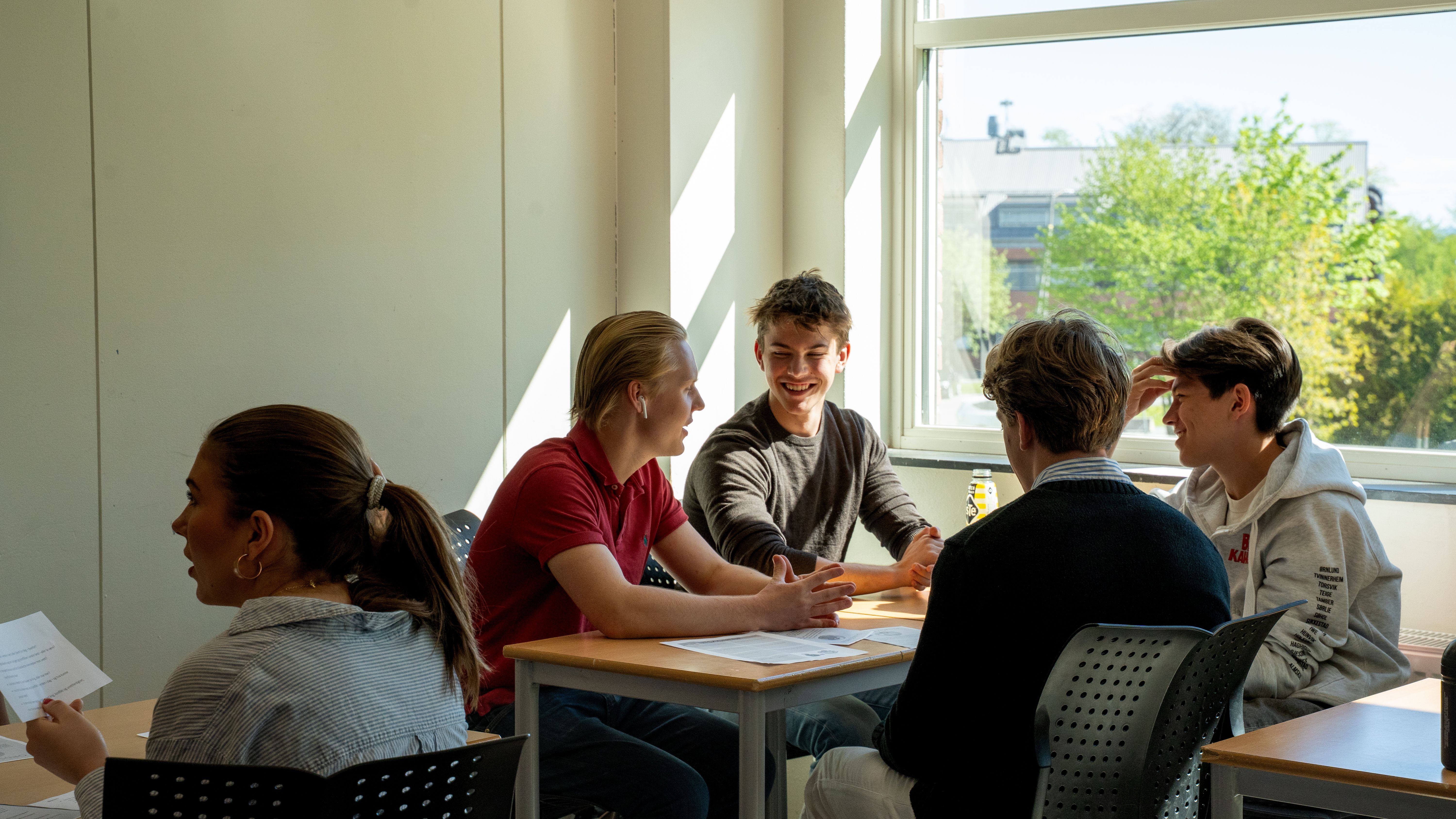 ungdommer som sitter og prater sammen i klasserommet