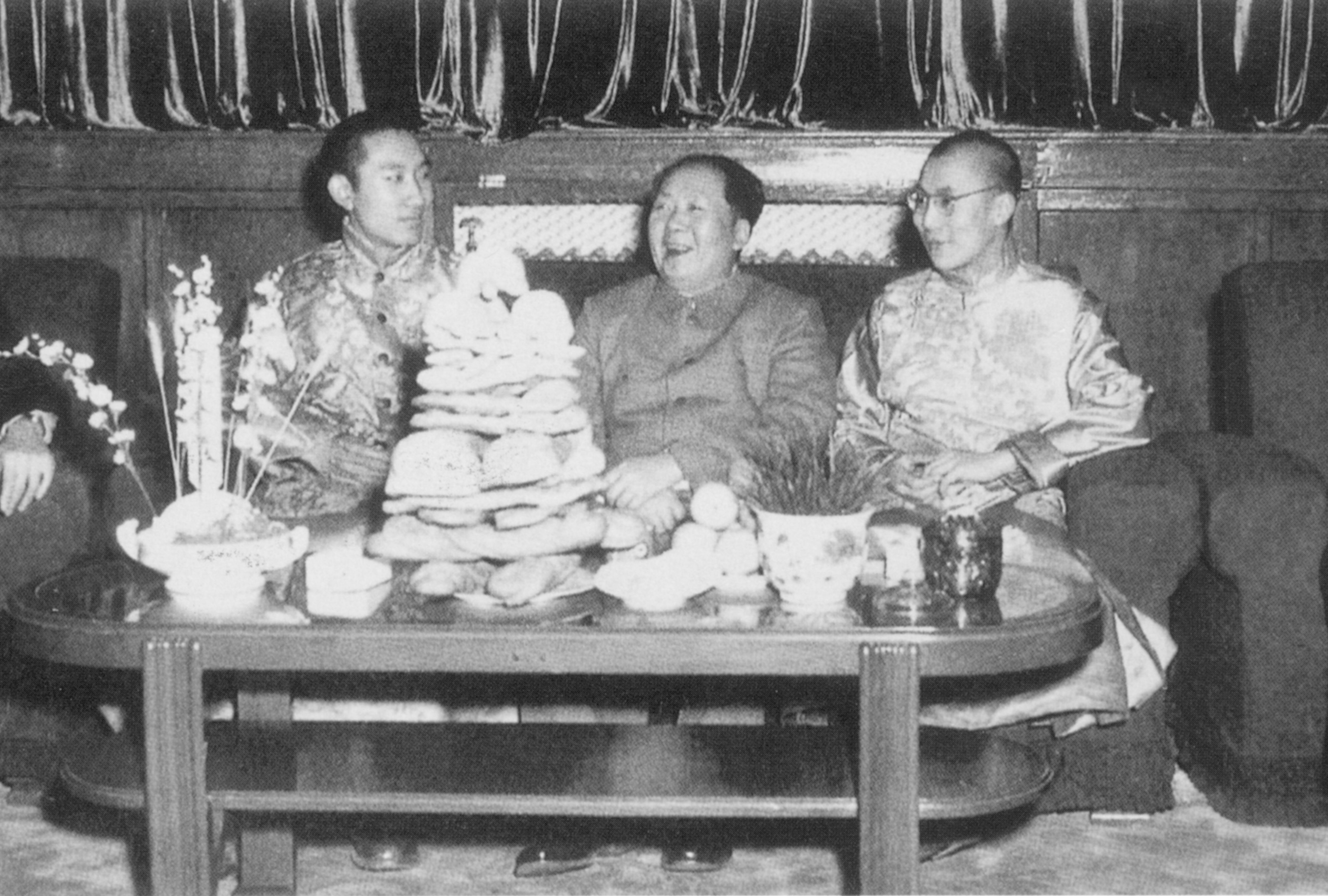 dalai lama and mao eating together 50's