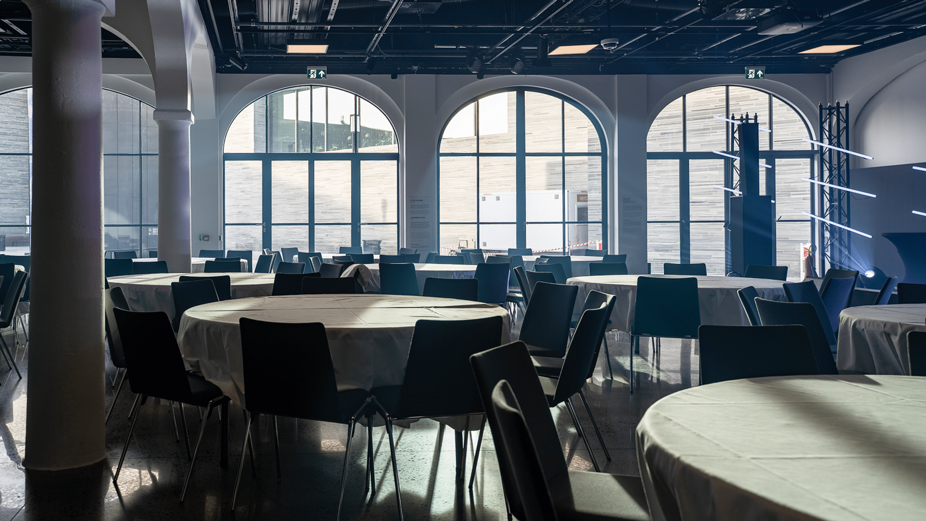 Toghallen med bordoppsett