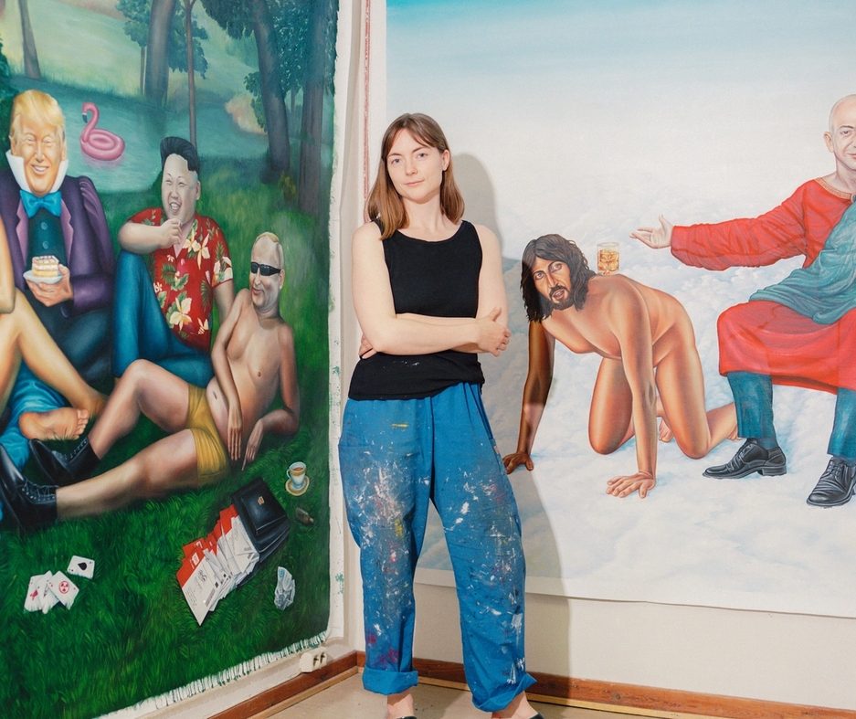 Lena Trydal står foran kontroversiell kunst hun har malt.