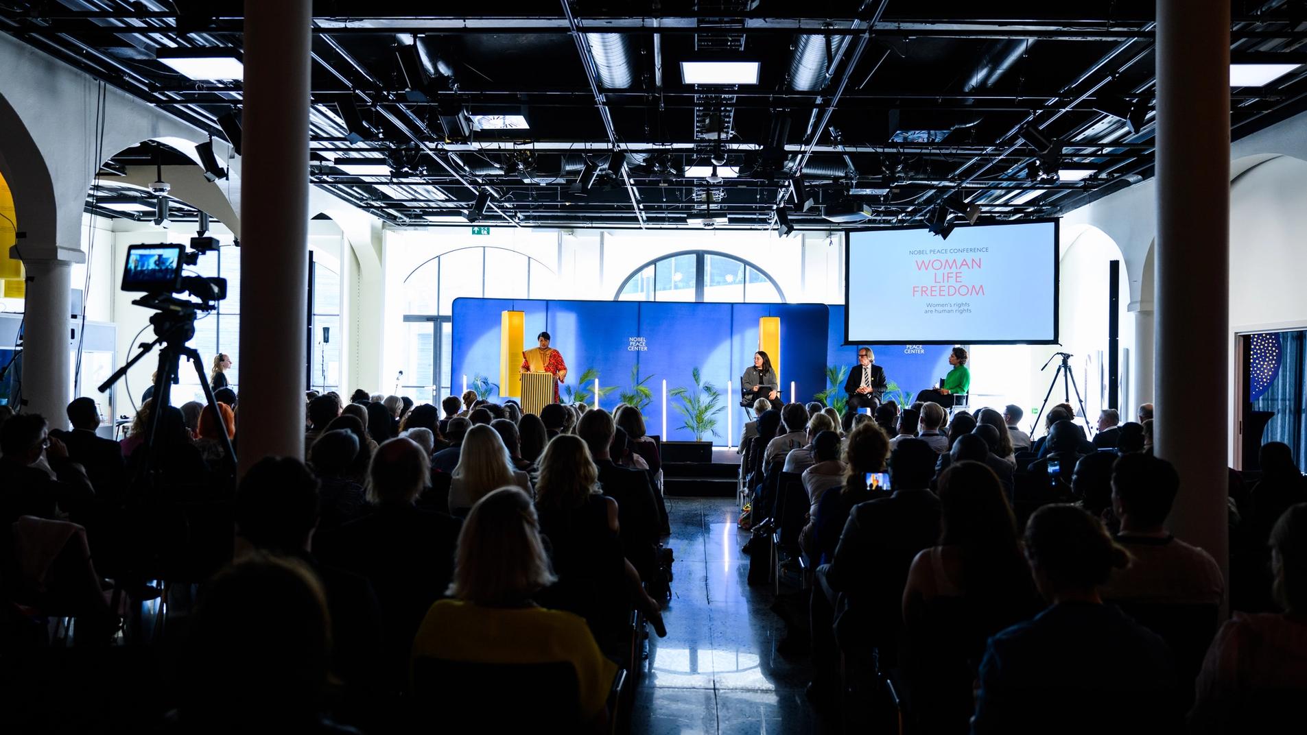 toghallen gjort klart for stort arrangement, med scene og 200 stoler til publikum.