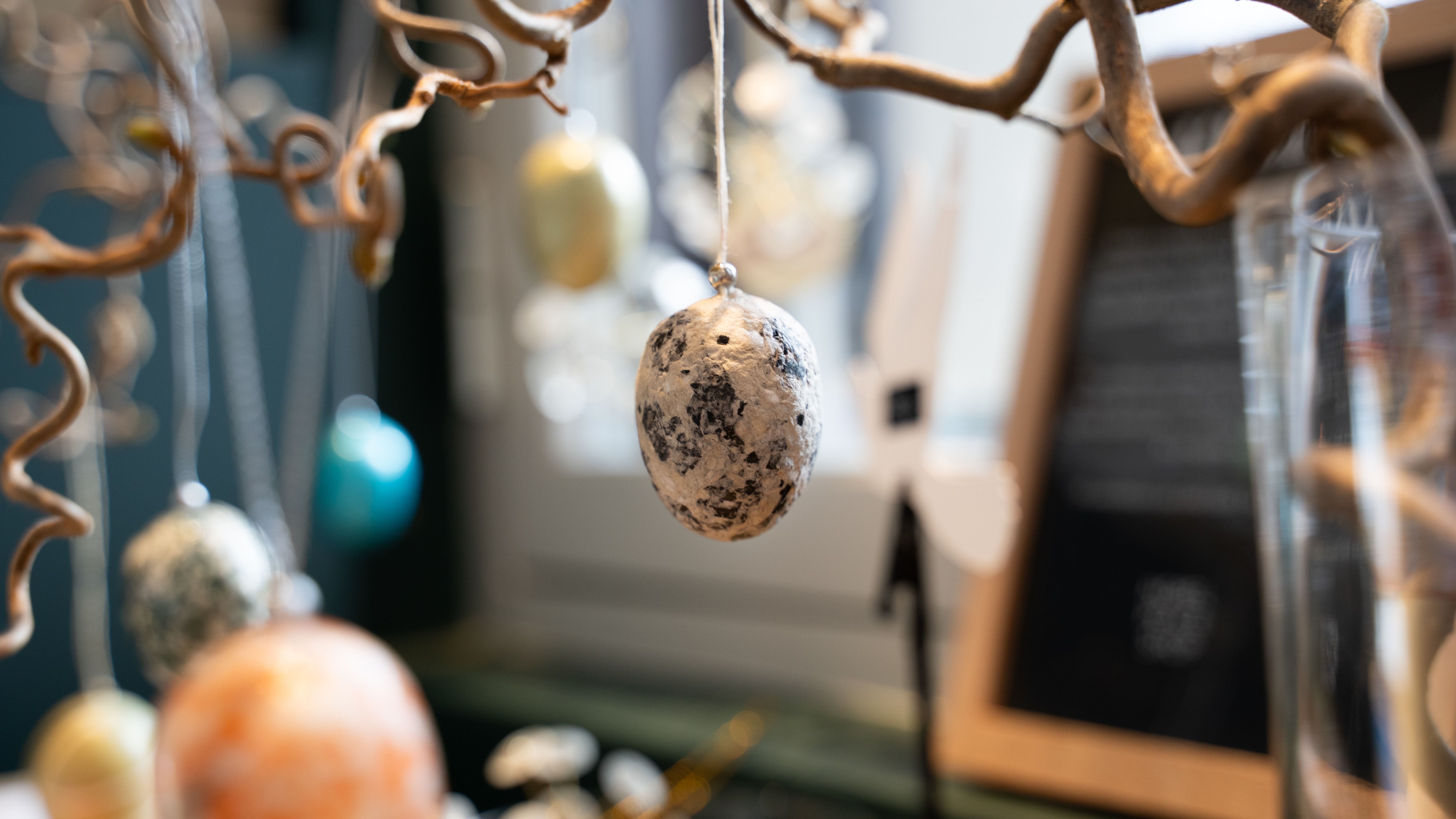 påskepynt i museumsbutikken