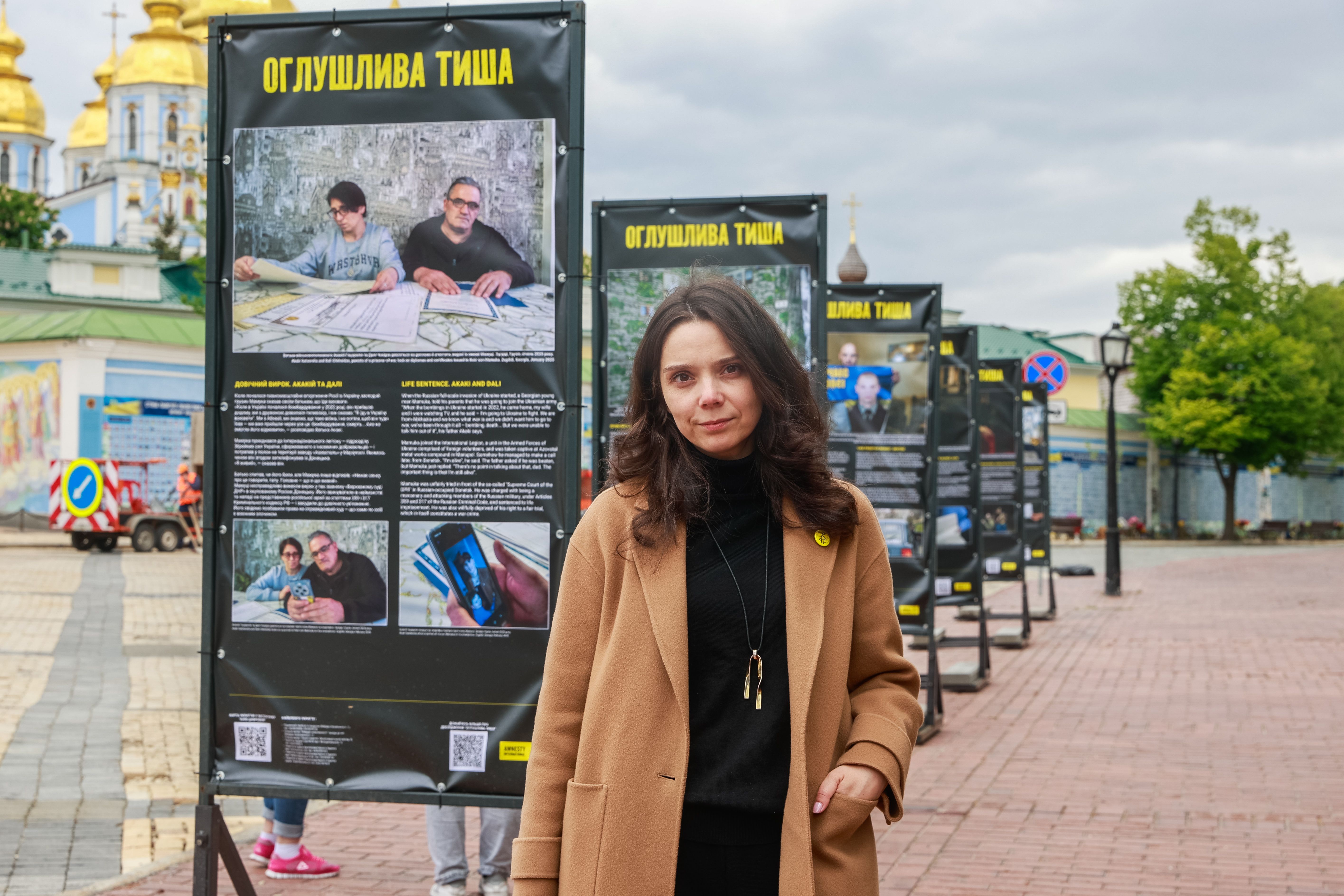 Veronika Velch, direktør i Amnesty, foran utstillingen i utendørs scenario.