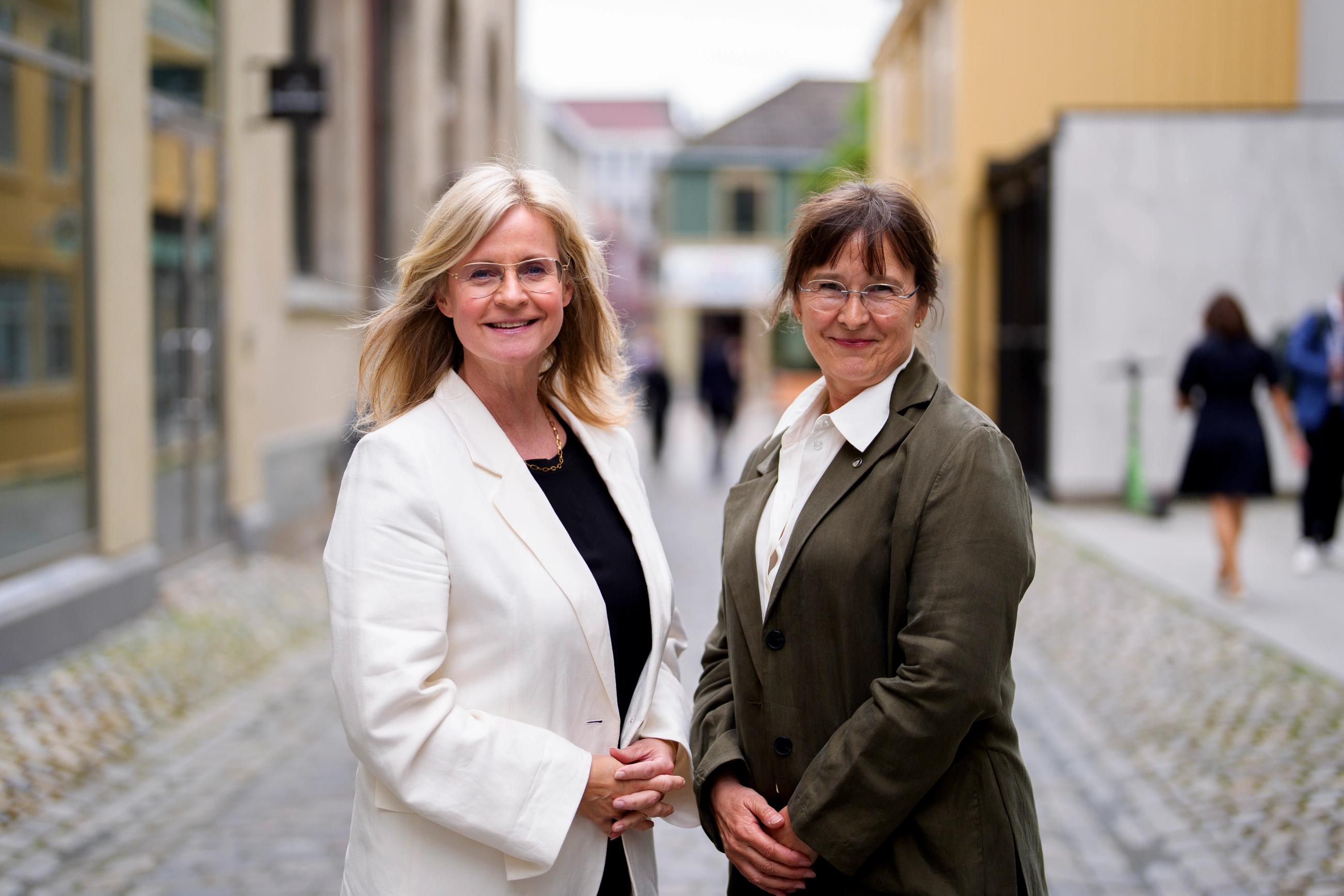 NRs styreleder Britt Sofie Hestvik (t.h.) ønsket Karianne Solbrække velkommen i NR-styret torsdag. Foto: Olav Martin Wold