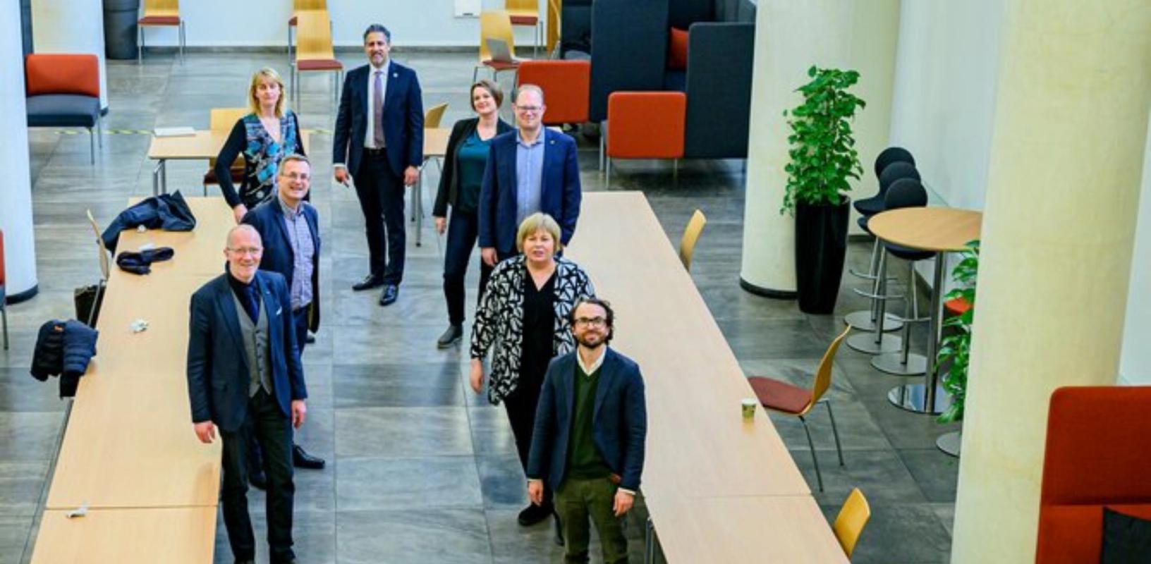 Ikke fornøyd. Før påske møtte representanter fra medieorganisasjonene kulturminister Abid Raja. Temaet var krisetiltak for mediene. Først en drøy måned seinere la kulturministeren fram krisepakken som er en del av revidert nasjonalbudsjett. Det må gjøres store tilpasninger slik at pakken blir skikkelig treffsikker mener f.v. Arne Jensen (NR), Per Brikt Olsen (Fagpressen), Randi Øgrey (MBL), Hege Iren Frantzen (NJ), Tomas Bruvik (LLA), Elin Floberghagen (NP) og Aslak Sommerfelt Skretting (Norsk lokalradioforbund).Foto: Eira Lie Jor, Medier24