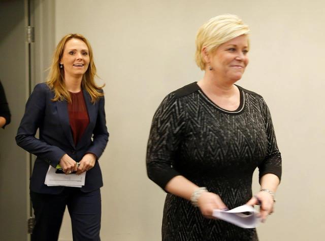 Det var to fornøyde statsråder som inviterte til pressetreff mandag ettermiddag. - Dette er en stor dag for norske medier og mediebrukere, sa kulturminister Linda Helleland (t.v.) på vei inn til pressekonferansen sammen med finansminister Siv Jensen.Foto: Terje Pedersen, NTB scanpix