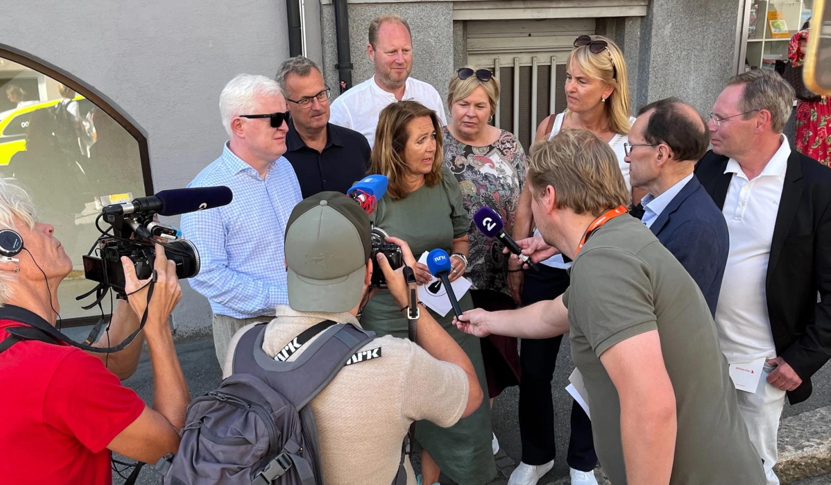 Norsk Journalistlag, Norsk Presseforbund, Fagpressen, Mediebedriftenes Landsforening, Landslaget for lokalaviser og Norsk Lokalradioforbund overleverte en felles uttalelse til utenriksminister Espen Barth Eide i Arendal. Foto: Solveig Husøy