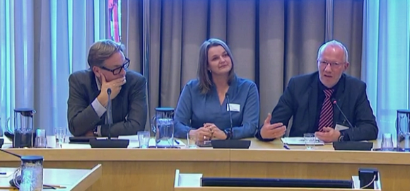 NRs generalsekretær Arne Jensen deltok i høringen i Familie- og kulturkomiteen på Stortinget mandag sammen med NJ-leder Hege Iren Frantzen og NJ-rådgiver Trond Idås (t.v.).Foto fra Stortingets nett-tv