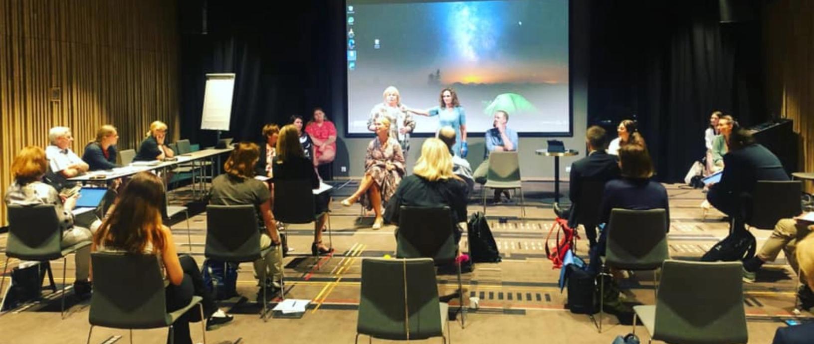 NPs generalsekretær Elin Floberghagen i møte med Koronakommisjonen 25. juni.(Foto: Norsk Presseforbund)