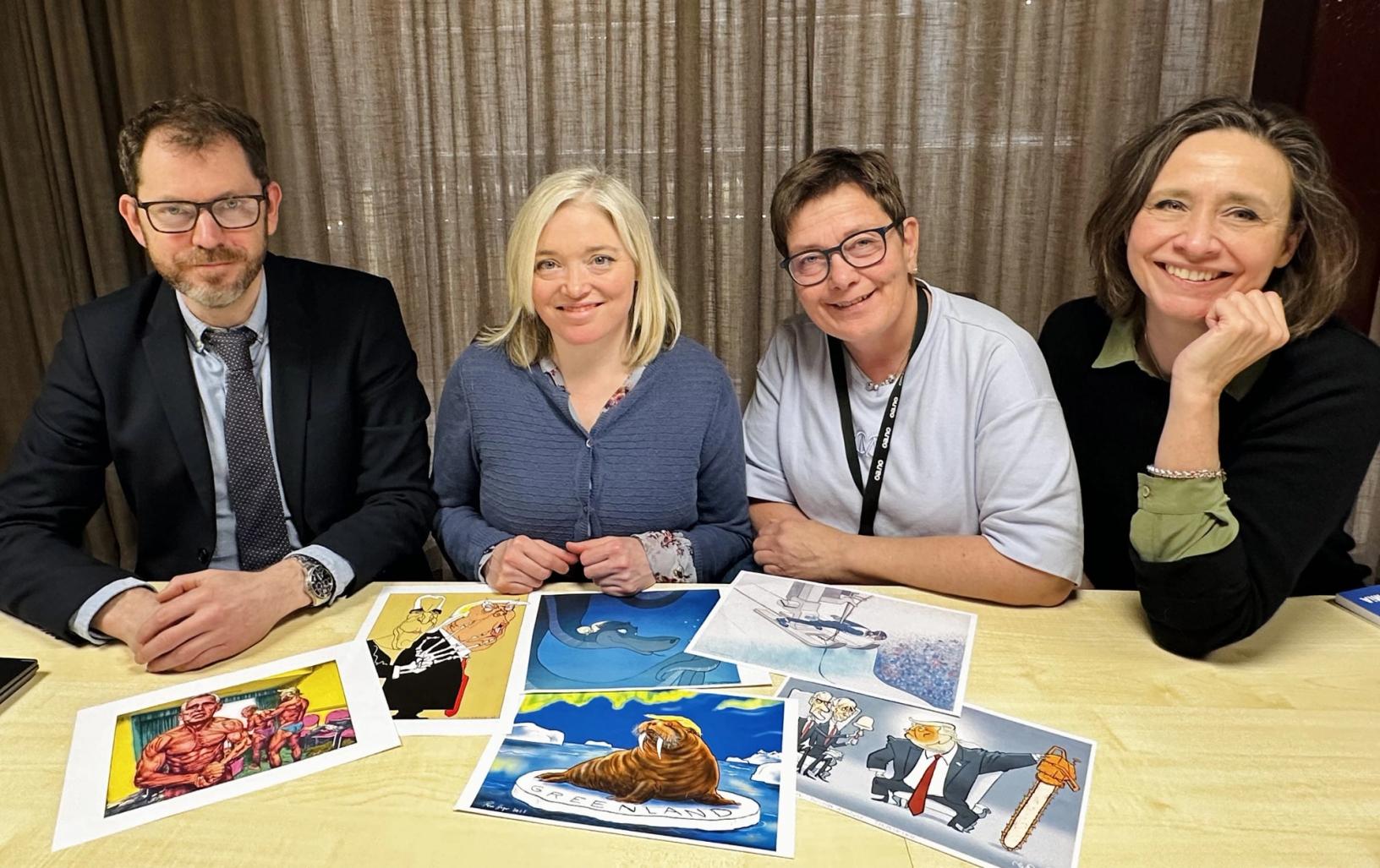 Juryen som kårer Årets avistegning 2025, f.v. Bjørn Kristoffer Bore (Vårt Land), Tone Sofie Aglen (NRK), Sissel Skjervum Bjerkehagen (Oppland Arbeiderblad) og Bianca Boege (Avistegnernes hus). Foto: Reidun Kjelling Nybø