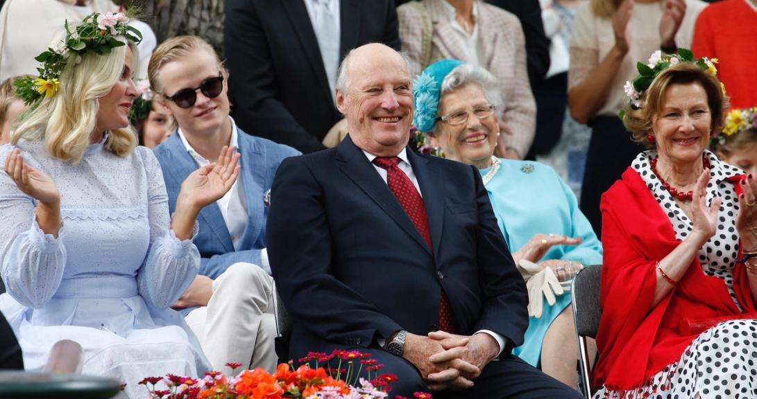 - Selv om Marius Borg Høiby får en mindre sentral rolle uten offisielle oppgaver, så er han en del av kongefamilien - Norges mest offentlige familie, sier Reidun Kjelling Nybø. På bildet er Marius Borg Høiby fotografert sammen med kronprinsessen, kong Harald, prinsesse Astrid og dronning Sonja i forbindelse med 25-årsmarkeringen for kongeparet i fjor sommer.Foto: NTB scanpix