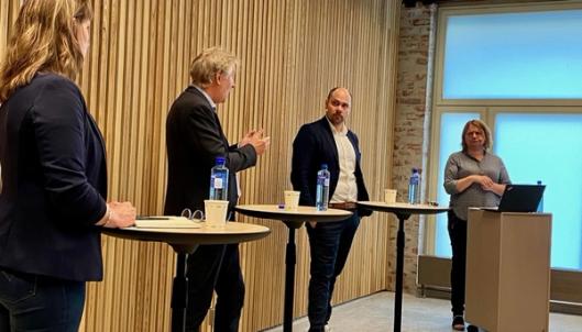 Amedias konsernsjef, Anders Opdahl møtte Torry Pedersen og Eva Stenbro til debatt i Pressens hus om eierstyring og redaktørrollen onsdag. Møteleder Nina Kristiansen t.h.)Foto: Reidun Kjelling Nybø