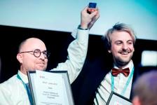 Fotograf Tomm W. Christiansen (t.v.) og journalist Anders Fjellberg fra Dagbladet ble tildelt SKUP-prisen under årets konferanse i april. Nå spøker det for 2017-konferansen. (Foto: Henrik Evertsson/NTB Scanpix)