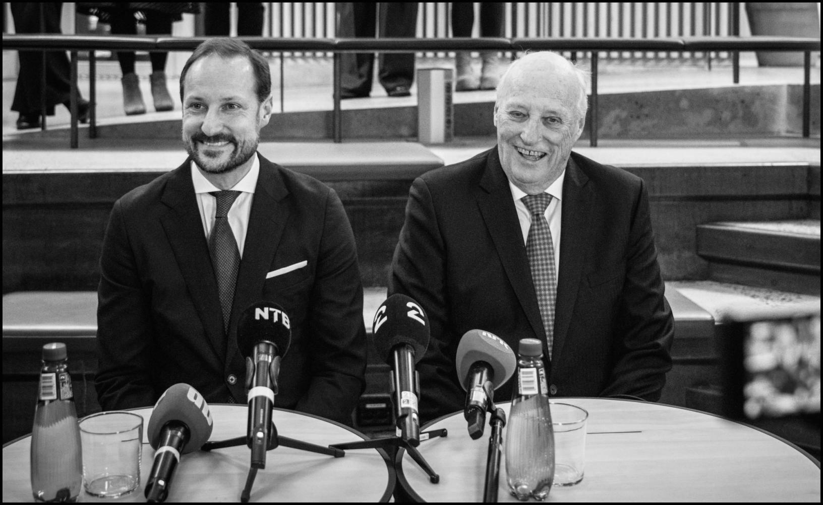 Kong Harald og kronprins Haakon besøkte Pressens hus i januar 2024. Foto: Ole Berg-Rusten/NTB