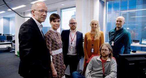 F.v. Generalsekretær i Norsk Redaktørforening, Arne Jensen, advokat i Norsk Journalistlag, Ina Lindahl Nyrud; ansvarlig redaktør i Verdens Gang, Gard Steiro, journalist Mona Grivi Norman, journalist Ola Haram (sittende) og journalist Erlend Ofte Arntsen.(Foto: Line Møller, VG).