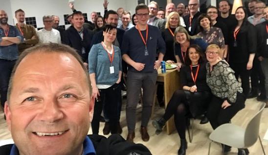 Leder i Nordnorsk Redaktørforening er Steinulf Henriksen, redaktør i Folkebladet. Her tar han selfie på samlingen med nordnorske redaktører fredag 10. november.