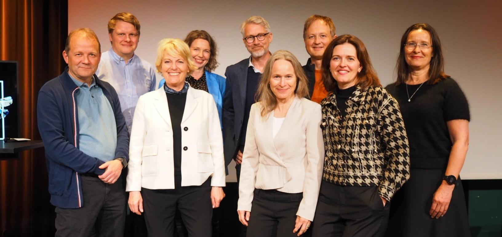 F.v. Steinulf Henriksen (Folkebladet), Sølve Rydland (BA), Vibeke Fürst Haugen (NRK), Christina Dorthellinger (NTB), Olav T. Sandnes (TV 2), Irene Halvorsen (Nationen), Bjørn Rønningen (Stjørdals-Nytt),Tora Bakke Håndlykken (VG) og Britt Sofie Hestvik (Kommunal Rapport). Helge Nitteberg (Nordlys), Ingeborg Heldal (KK), Kari Lisbeth Hermansen (Avvir), Hilde Eika Nesje (Bø Blad) og Ahmed Fawad Ashraf (Avisa Oslo) var ikke til stede da bildet ble tatt.Foto: Caroline Roka