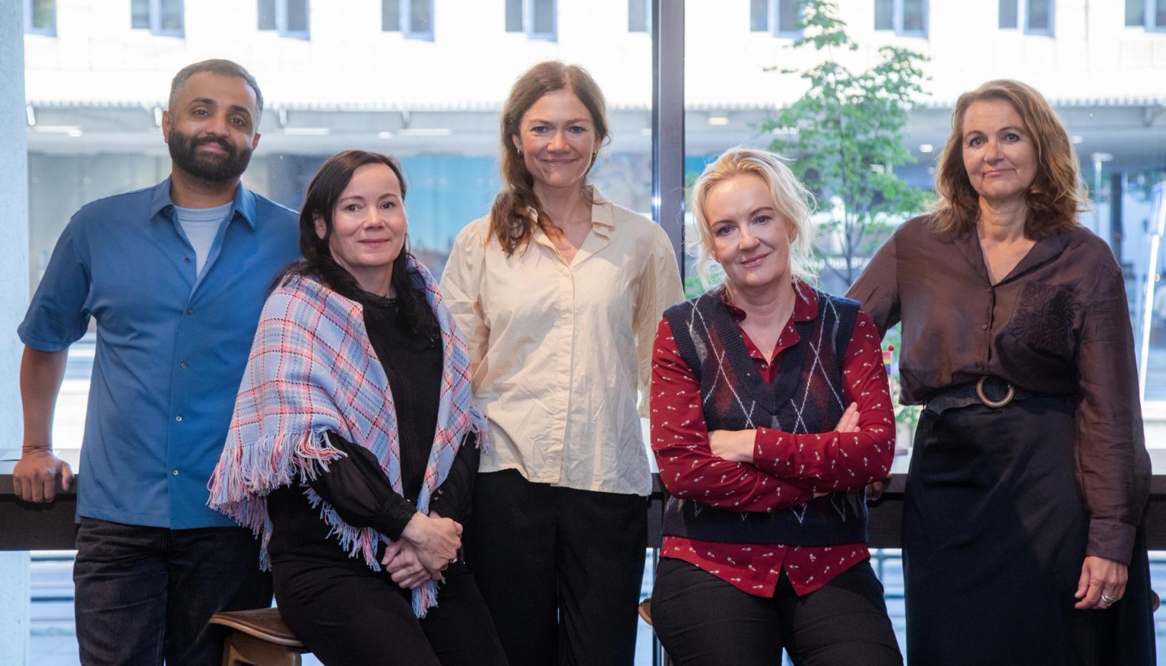 Her er prosjektgruppa som har jobbet fram forslaget. F.v. Ahmed Fawad Ashraf (Avisa Oslo), Kari Lisbeth Hermansen (Ávvir), Solveig Husøy (NR), Liv Skotheim (BT) og Reidun Kjelling Nybø (NR). (Foto: Thomas Brun)
