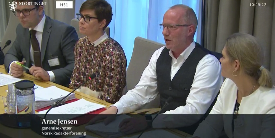 F.v. Vegard Venli (NRK), Ina Lindahl Nyrud (NJ), Arne Jensen (NR) og Guro Slettemark (Transparency International Norge) under høringen i Stortingets Finanskomite torsdag.