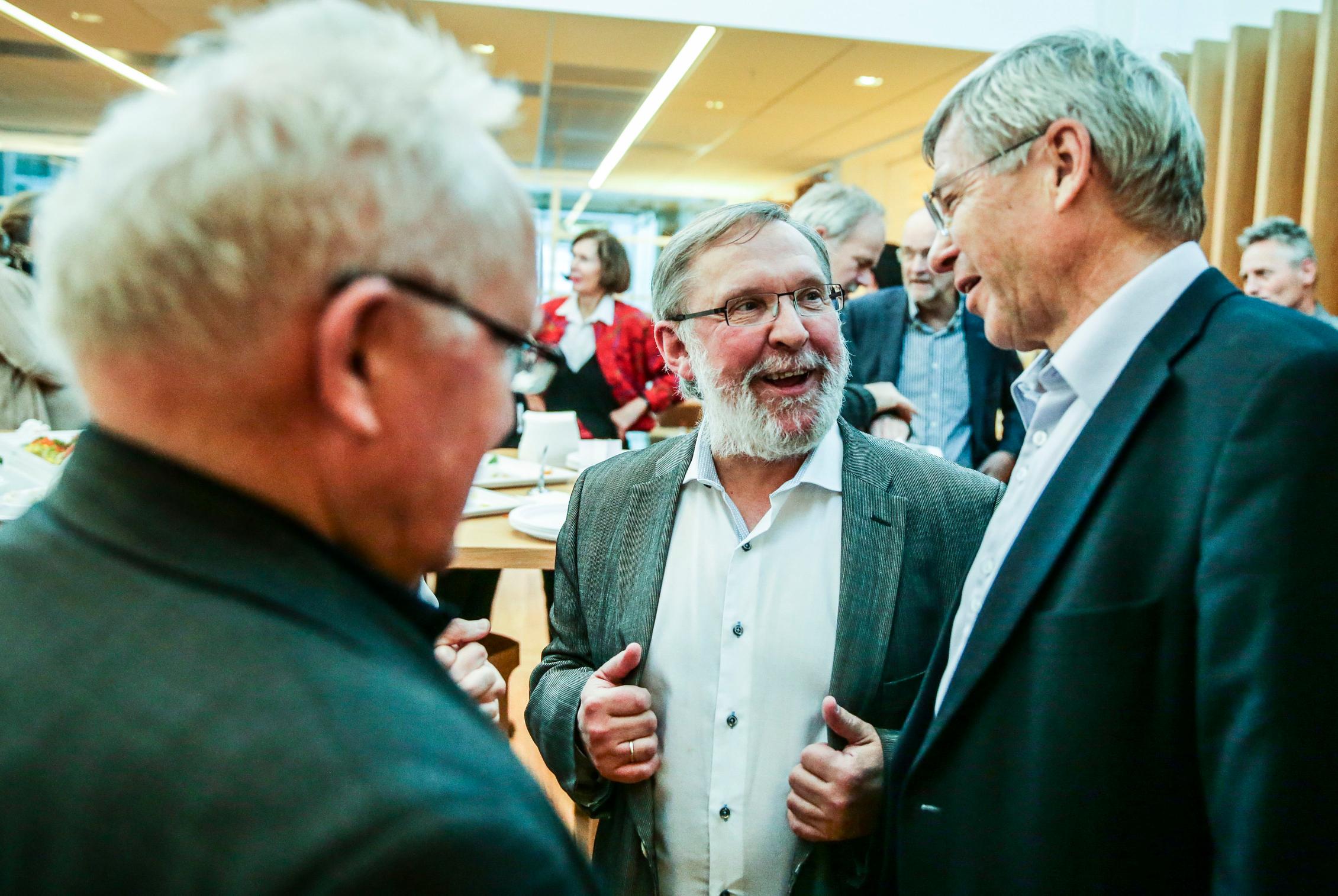 Harald Stanghelle i samtale med Per Egil Hegge og Kjell Magne Bondevik på onsdagens mottakelse.Foto: Stein Bjørge, Aftenposten