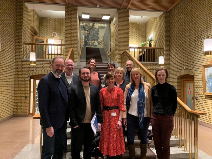 Noen av dem som deltok på møtet torsdag. Fra venstre: Trond Giske (Ap), Arne Jensen (NR), Freddy André Øvstegård (SV), Hege Iren Frantzen, Pernille Børset (MBL) (bak), Ina Lindahl Nyrud (NJ), Elin Floberghagen (NP), Mads Yngve Storvik (NTB), Rand i Øgrey (MBL) og Anette Trettebergstuen (Ap).  (Foto: Wanda Voldner).