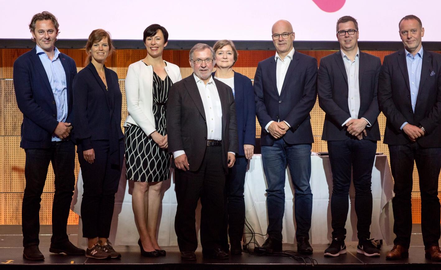 Deler av styret i NR fotografert rett etter landsmøtet tirsdag. F.v. vararepr Espen Stensrud (Autofil), Hilde Garlid (Jærbladet), Ingeborg Volan (Adresseavisen), styreleder Harald Stanghelle (Aftenposten), nestleder Hanna Relling Berg (Sunnmørsposten), Thor Gjermund Eriksen (NRK), vararepr. Eirik Hoff Lysholm (Dagsavisen) og Jan-Eirik Hanssen (Avisa Nordland). Styremedlemmene Olav Sandnes, TV 2, Britt Sofie Hestvik (Kommunal Rapport) og Kjersti Mo (Egmont) var ikke til stede da bildet ble tatt. Det var heller ikke vararepresentantene Kristin Monstad (Drammens Tidende), John Arne Moen (Trønder-Avisa) og Sigvald Sveinbjørnsson (BA)Foto: Wil Lee-Wright