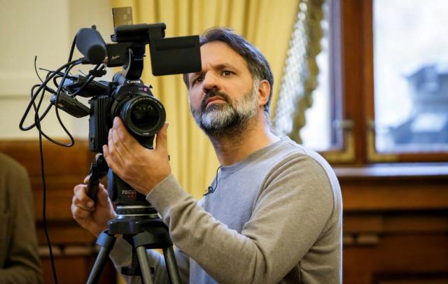 Ulrik Imtiaz Rolfsen har sørget for filmopptak fra Høyesteretts behandling av saken som gjelder PSTs beslag fra ham. Foto: Heiko Junge, NTB scanpix
