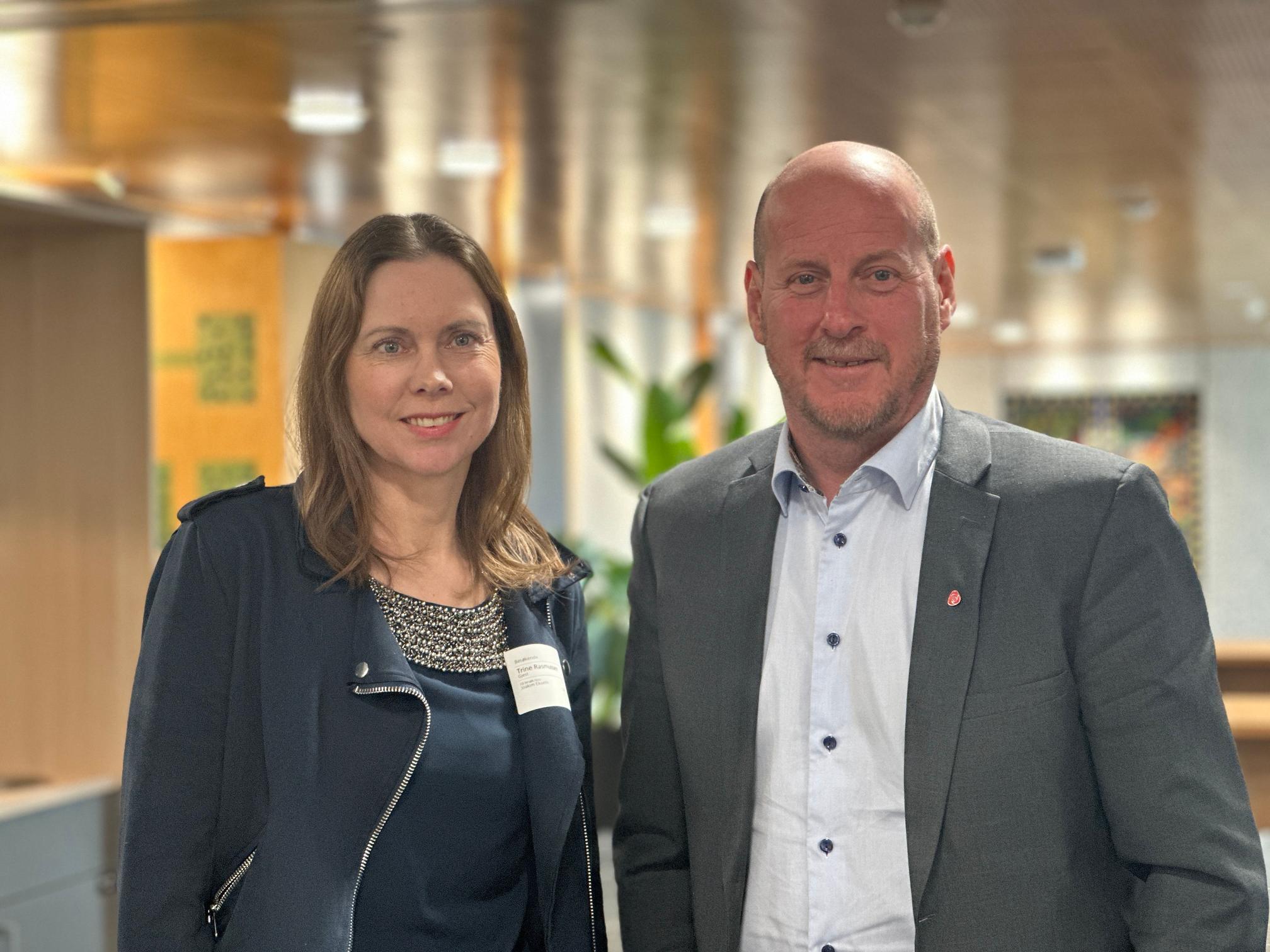 Trine Rasmussen, leder i Oplandenes Redaktørforening og Thomas Breen, fylkesordfører i Innlandet