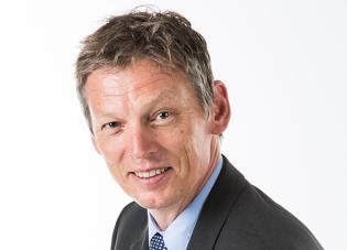 Sivilombudsmann Aage Thor Falkanger anbefaler å revidere eller opprette rundskriv til kommunene om ansattes ytringsfrihet og å revidere de etiske retningslinjene for statstjenesten.Foto: Sivilombudsmannen