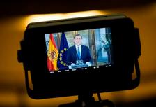 Det skal fortsatt ikke kunne produktplasseres i nyhets- og aktualitetssendinger, mener EU-kommisjonen. Her Spanias statsminister, Mariano Rajoy mens han filmes på en pressekonferanse denne uken. (Foto: NTB Scanpix)