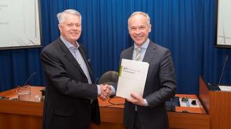 Utvalgsleder Oddvar Flæte overleverte nylig kommunelovutvalgets forslag til ny kommunelov til kommunal- og moderniseringsminister Jan Tore Sanner. Foto: Kommunal- og moderniseringsdepartementet