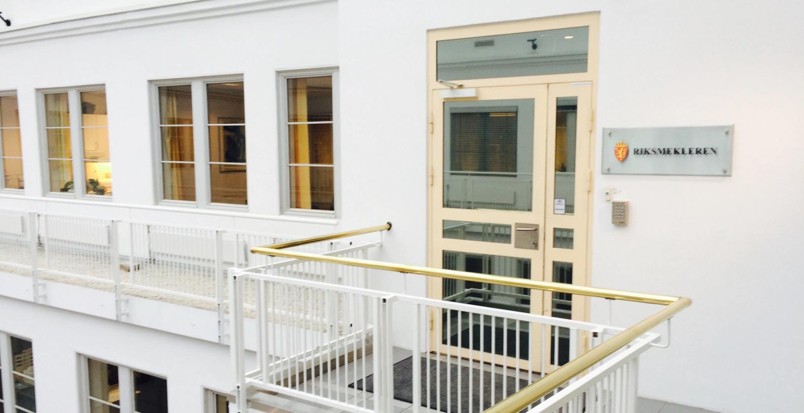 Ved noen av meklingene kan det bli lang ventetid for journalister i korridoren utenfor Riksmeklerens kontor. Nå har Norsk Redaktørforening tatt opp spørsmålet om arbeidsforholdene for journalistene med Riksmekleren.