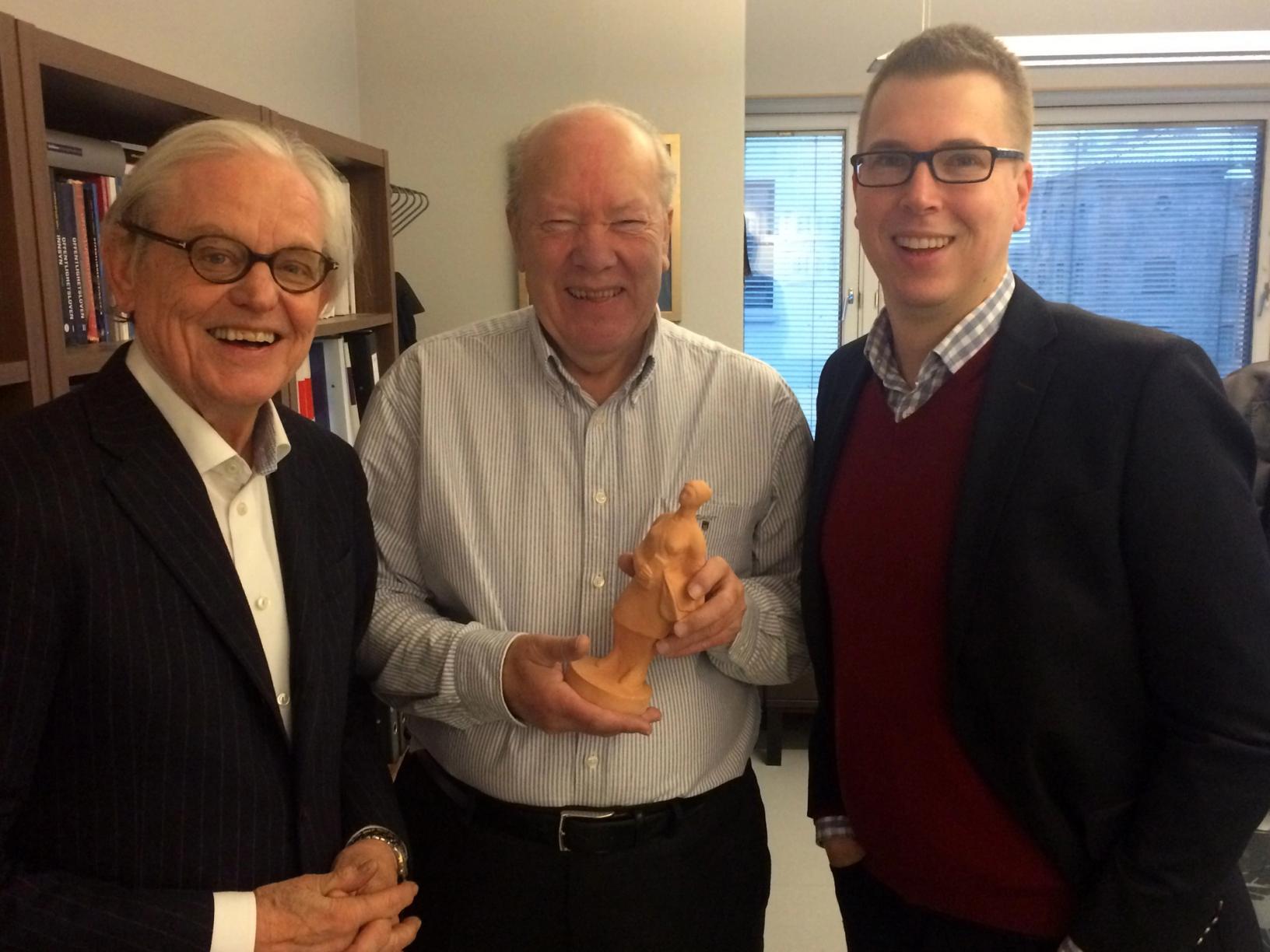 Tre glade herrer og en aviskone. F.v. Arne Strand, Nils E. Øy og Eirik Hoff Lysholm.Foto: Reidun Kjelling Nybø