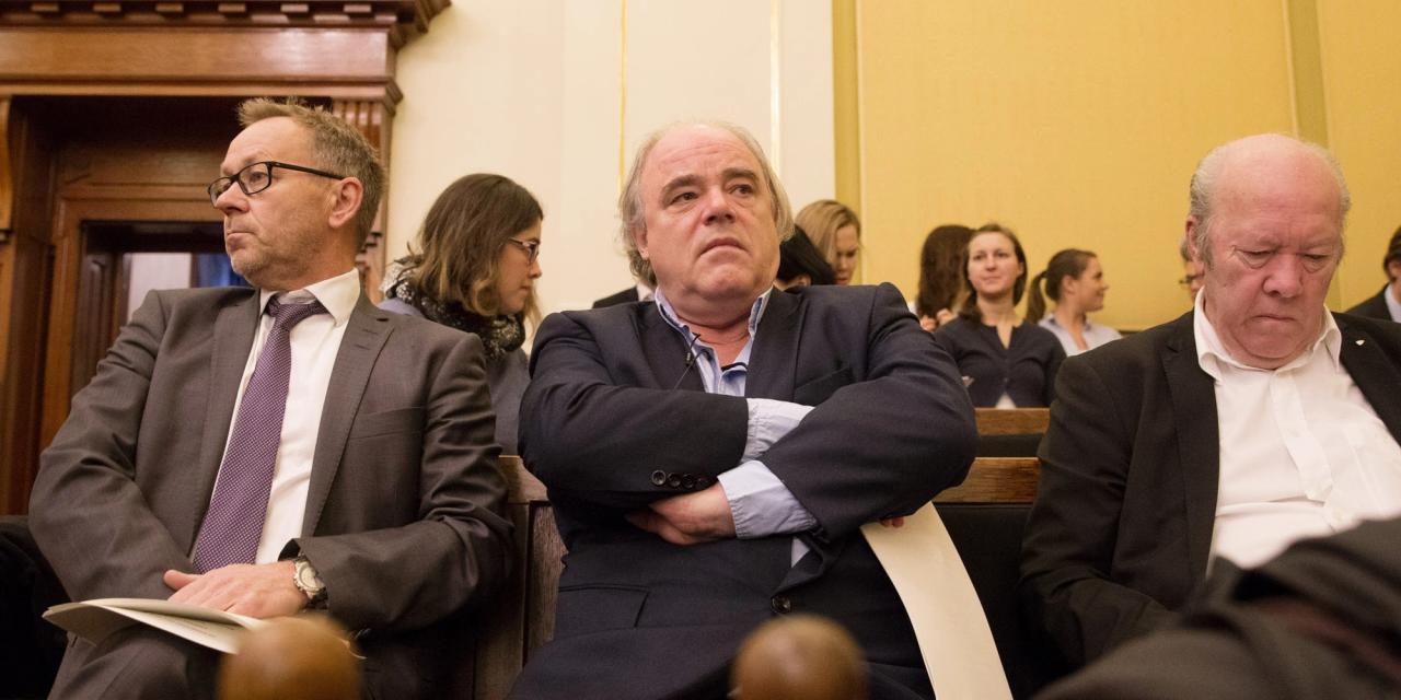 Mediene er ikke tett nok på domstolene, mener John Olav Egeland, redaktør og kommentator i Dagbladet. Her fotografert i under Høyesteretts behandling av den såkalte ambulansesjåførsaken i 2014, sammen med John Arne Markussen og Nils E. Øy.Foto: NTB scanpix