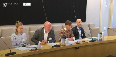 NPs Kristine Foss (fra v.), NRs Arne Jensen og Ina Lindahl Nyrud og Mads Backer-Owe fra NJ representerte presseorganisasjonene under tirsdagens høring. (Foto: Stortingets arkiv).