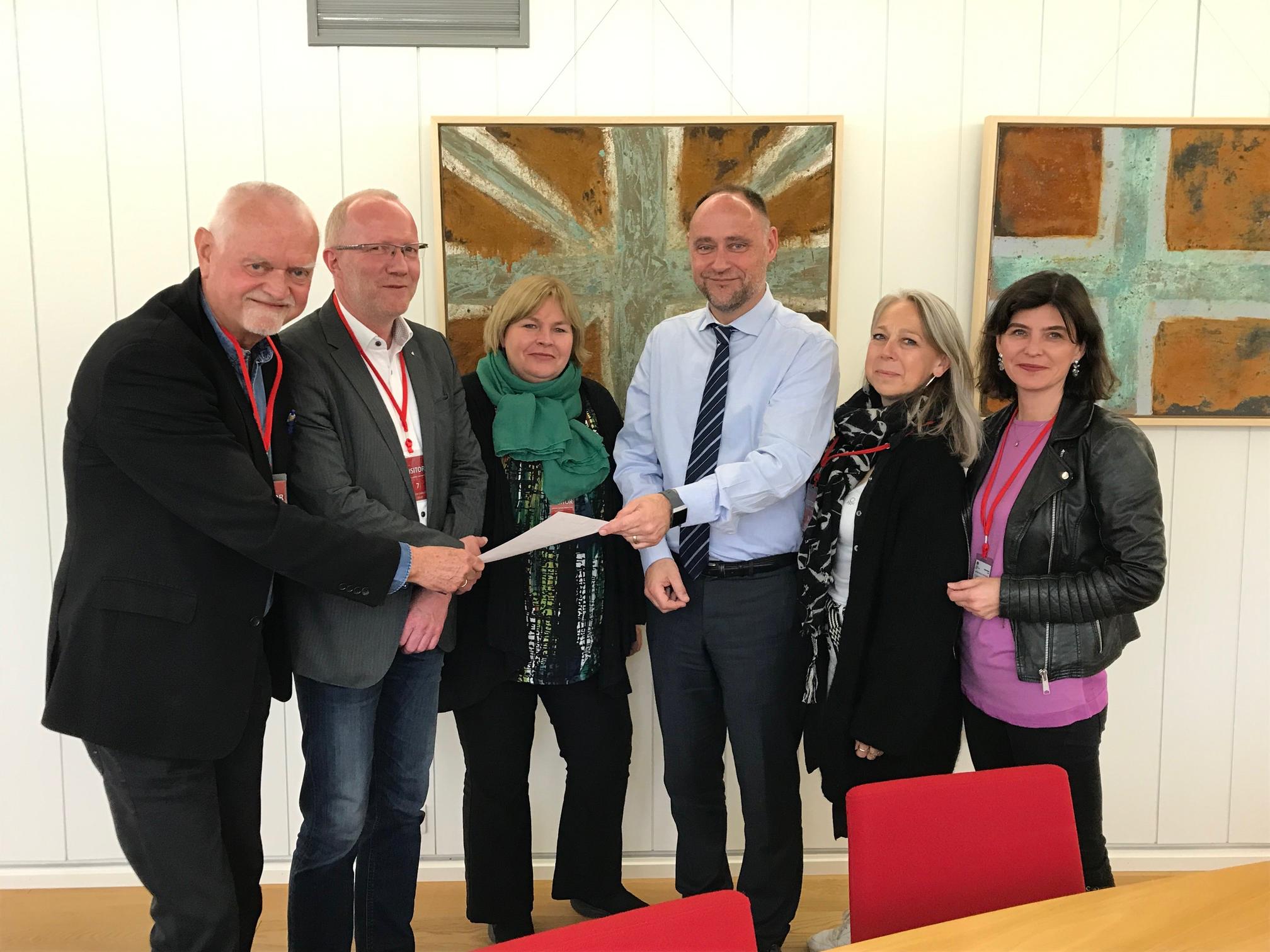 Nestleder i Norsk PEN, Rune Ottesen overleverer brevet til den britiske ambassadøren til Norge, Richard Wood. Ellers fra venstre, Arne Jensen (NR), Elin Floberghagen (NP), Hilde Tretterud (NJ) og Kjersti Løken Stavrum (Norsk PEN). (Foto: Den britiske ambassaden).