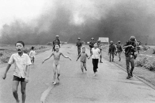 Bildet av barna som flykter fra napalmbombing gjorde sterkt inntrykk på den amerikanske opinionen under Vietnam-krigen. Dette bildet ble for sterk kost for Facebook.Foto: Nick Út, Associated Press