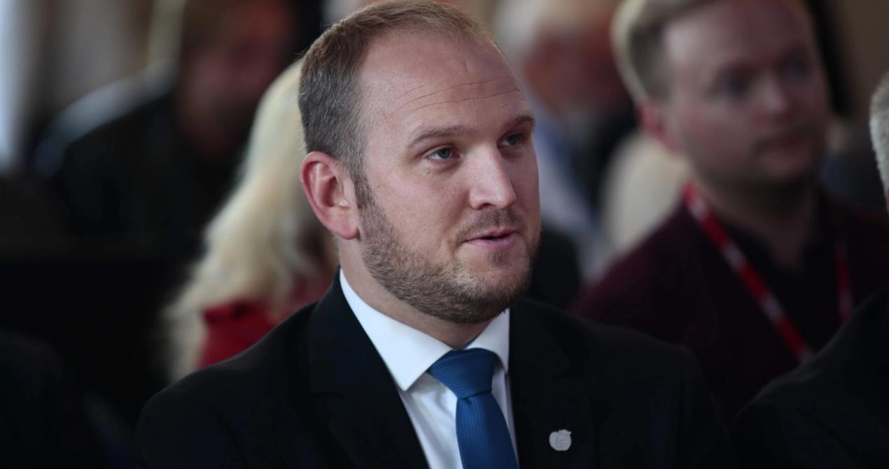 - Det er viktig for regjeringen å bidra til mediemangfoldet i landet vårt, og vi vil derfor innføre en ordning der staten kjøper avisombæring i disse områdene på tre faste ukedagar - tirsdag, torsdag og lørdag - i tre år fra loven trer i kraft. Til sammen vil dette koste om lag 750 millioner kroner på de tre årene, uttalte samferdselsminister Jan Georg Dale (Frp) i forbindelse med vedtaket om ny postlov.Foto: NTB scanpix