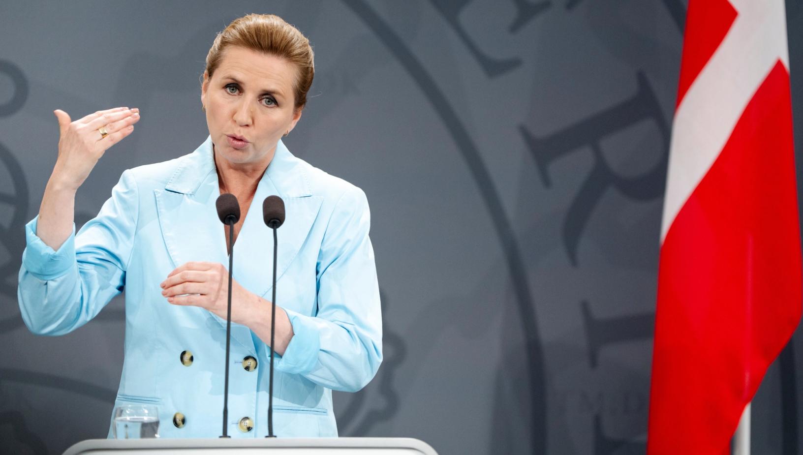 Det vekker sterke reaksjoner at Danmarks statsminister Mette Frederiksen og kulturminister Jakob Engel-Schmidt vil følge anbefaling fra det regjeringsoppnevnte medieansvarsutvalget om et medieombud. Foto: Mads Claus Rasmussen/Ritzau Scanpix via AP