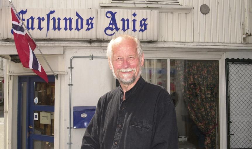 Gunvald Justnæs døde onsdag 2. desember. Bildet er tatt i 2002, da Justnæs fratrådte som redaktør i daværende Farsunds Avis. Arkivfoto: Vidar Falkum, Lister