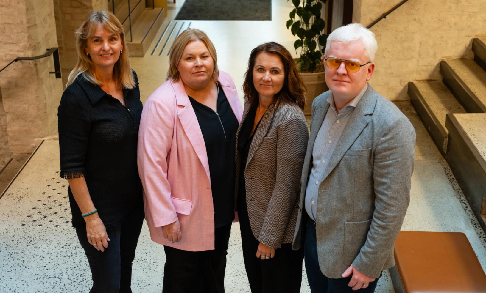 f.v. Randi Øgrey (Mediebedriftenes Landsforening), Elin Floberghagen (Norsk Presseforbund), Reidun Kjelling Nybø (Norsk Redaktørforening) og Dag Idar Tryggestad (Norsk Journalistlag).