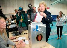 Både NRK og Svelvikposten var for tidlig ute med valgprognosene i forbindelse med Stortingsvalget i fjor høst. Her er det statsminister Erna Solberg som avgir stemme. (Foto: NTB Scanpix)