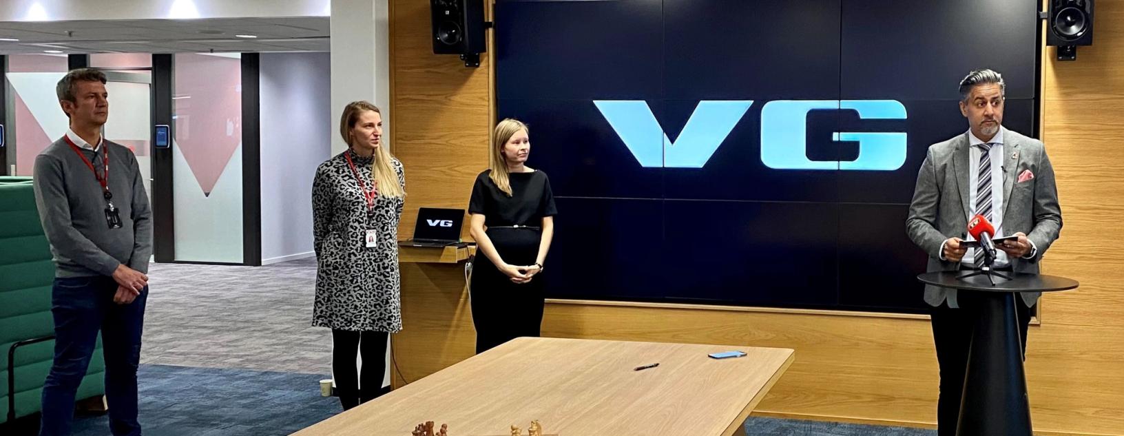 Kulturminister Abid Q. Raja delte mandag ut menneskerettsprisen for 2020 til VG-journalistene Frank Haugsbø, Mona Grivi Norman og Maria Mikkelsen.Foto: Simon Stjern / Kulturdepartementet
