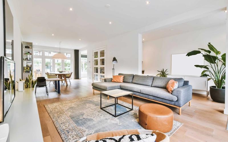 Living room with warm neutral colors and cozy furniture — interior design trends
