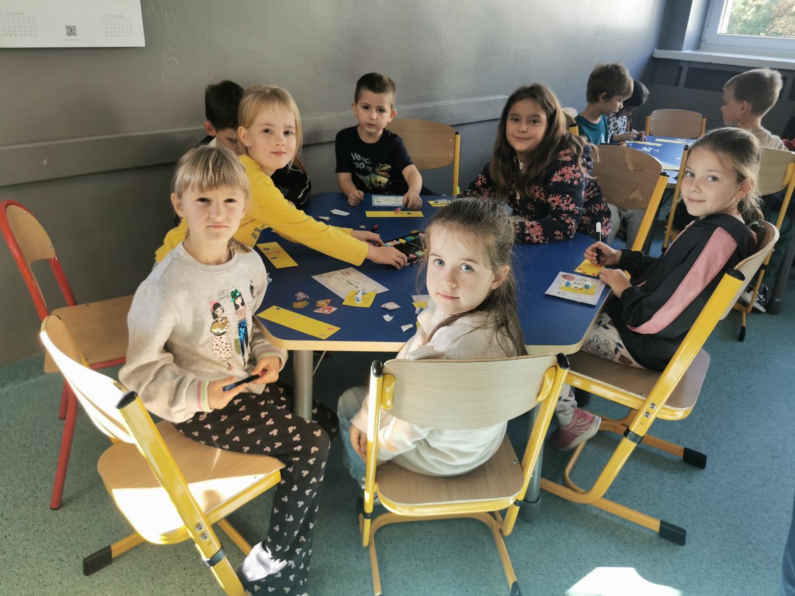 Uczniowie klas pierwszych zostali oficjalnie czytelnikami  szkolnej biblioteki
