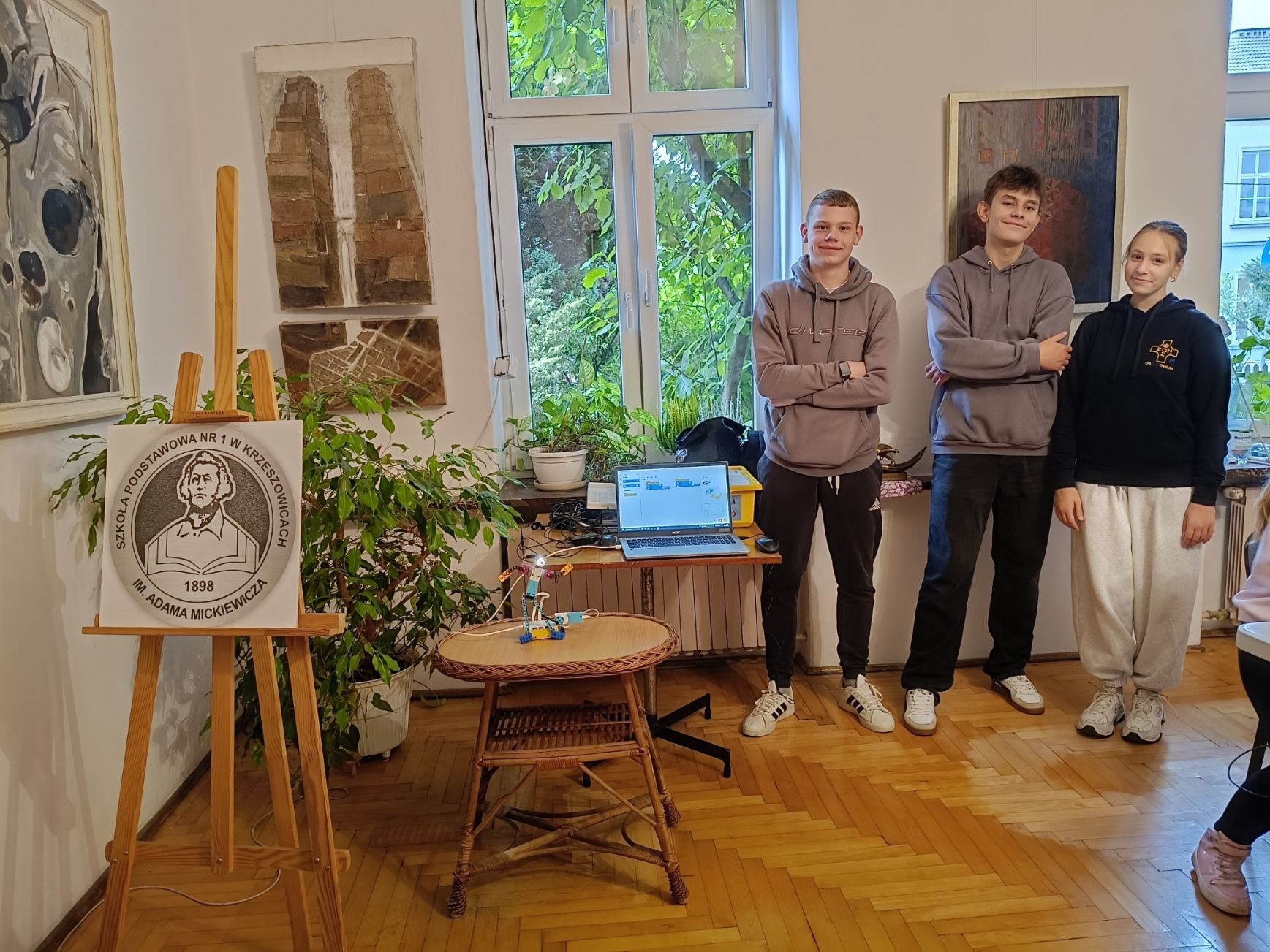 Delegacja naszej szkoły prezentuje swój model z klocków Lego   