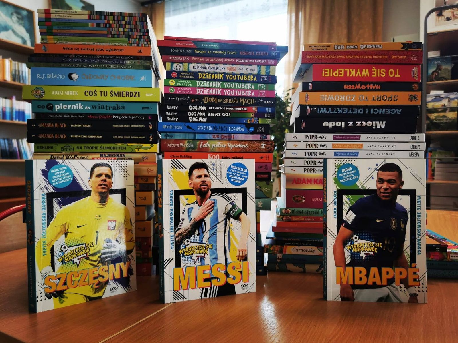 Wystawa książek o tematyce piłkarskiej w bibliotece szkolnej.