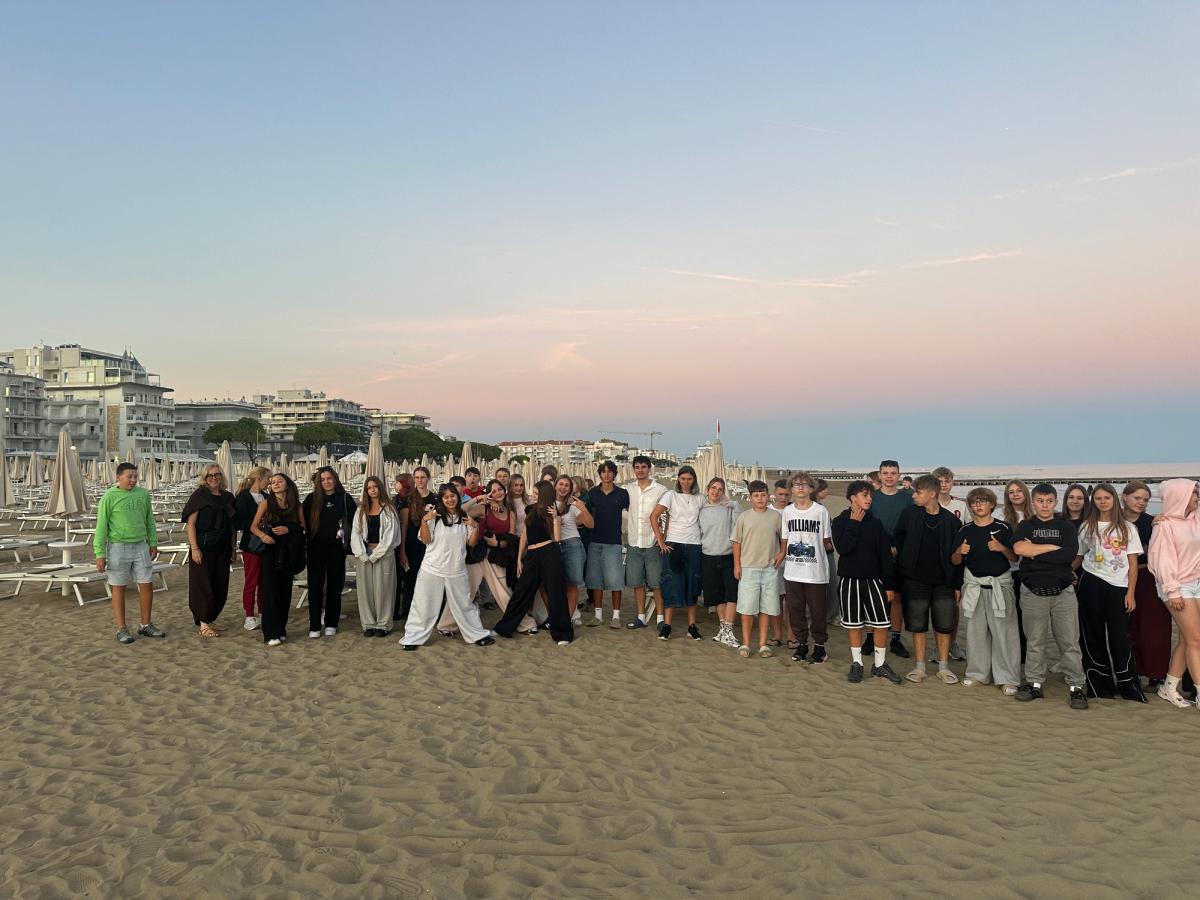Grupa młodzieży na plaży