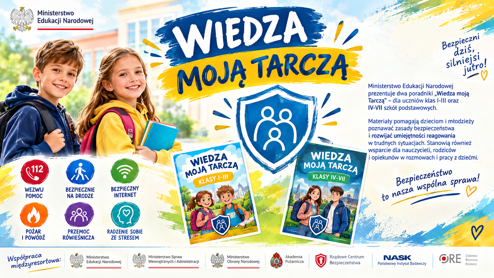 Uśmiechnięty chłopiec i dziewczynka, kartka z napisem wiedza moją tarczą klasy I-III oraz druga kartka z napisem wiedza moją tarczą klasy IV-VIII